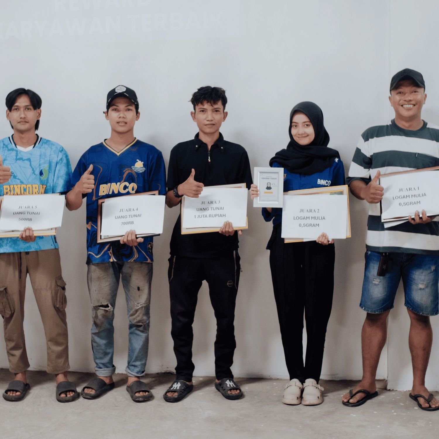 Penyerahan Keryawan Terbaik